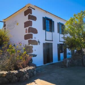 Antigua casa Canaria elegantemente restaurada con segunda vivienda en un gran terreno